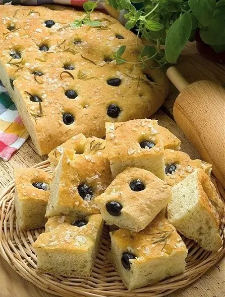 Focaccia met olijven en rozemarijn