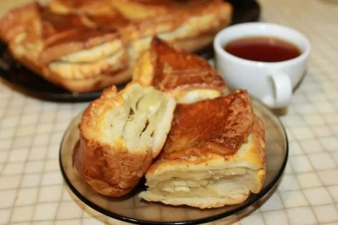 Puff pastry pie na may keso: sunud-sunod na mga recipe ng larawan para sa madaling paghahanda